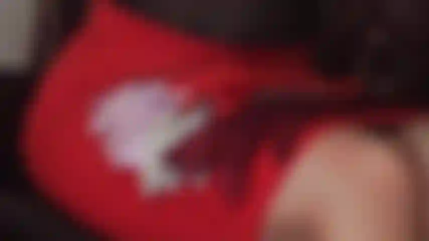 Votre addiction aux gants en satin soyeux - avec la belle collection de gants doux de la maîtresse, elle taquine votre bite, vos couilles et votre cul.