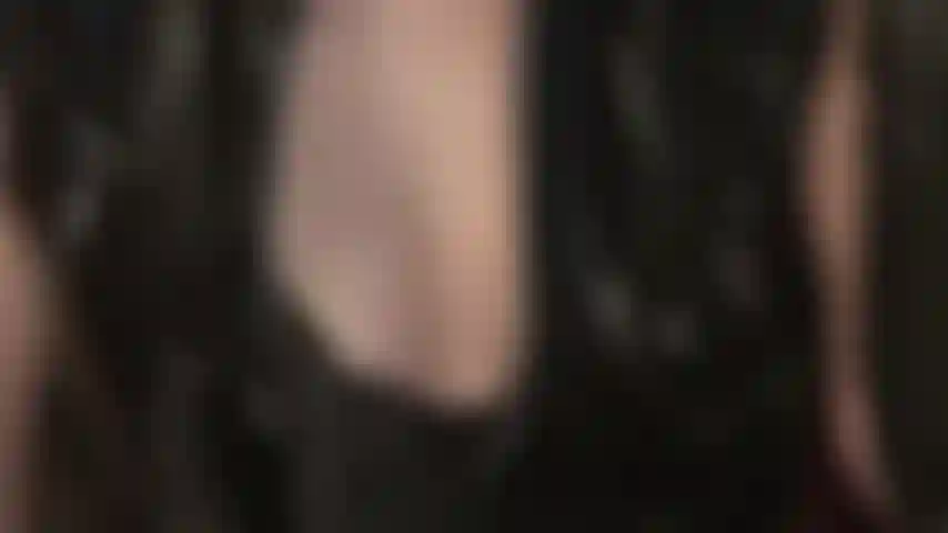 Tu rêves des seins incroyables de ta déesse... Regarde-la te taquiner avec un décolleté sexy dans un soutien-gorge en dentelle noire.