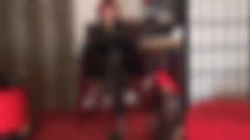 Vêtue d'une combinaison en pvc noir brillant, ma maîtresse te transforme en sa pute à bite. Ma maîtresse vivian rend cette bite irrésistible.