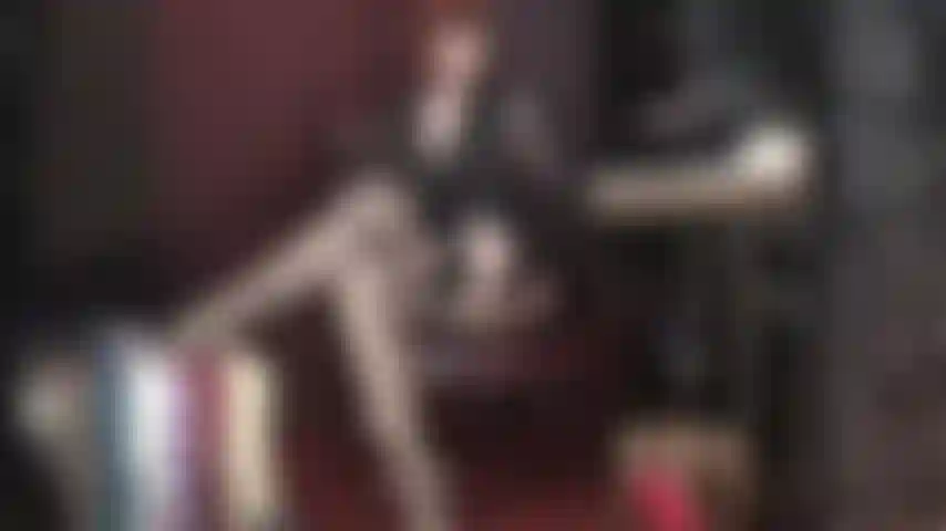 Adepte du culte des bas érotiques femdom ; maîtresse vivian fait plaisir aux amateurs de bas jarretelles et les emmène au paradis du nylon transparent. Sept magnifiques paires de bas nylon brillants attendent leur tour pour caresser les jambes merveilleuses de maîtresse.