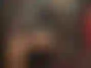 Maîtresse vêtue de caoutchouc noir - de hautes bottes brillantes associées à une tenue sexy en latex noir brillant.