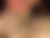 Robe en latex blanc, gants et collants brillants, talons hauts - entièrement vêtue de blanc, maîtresse vivian ajoute une paire de gants en caoutchouc brillants et glissants pour vous taquiner.