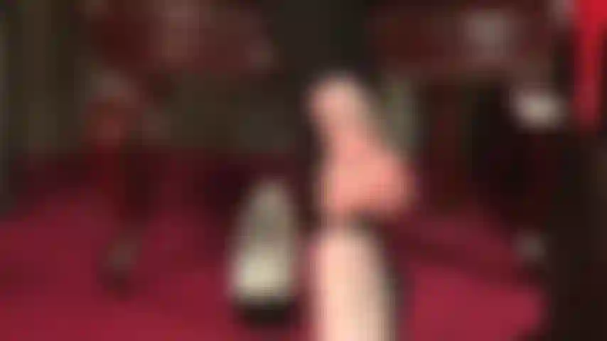 Adoration des pieds nus, piétinement de gode - après avoir reniflé mes pieds moites, je vais mettre tout mon poids sur ta bite et tes couilles, te laissant sentir ces incroyables pieds nus te piétiner.