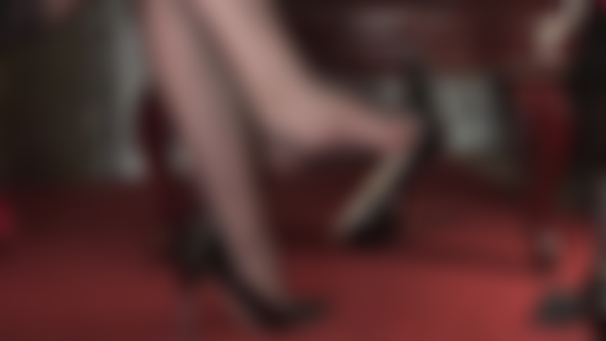 Jeu de chaussures pieds nus - une magnifique vue latérale des hautes arches de la maîtresse vivian en bas cubains et pieds nus pendant des escarpins noirs sexy à bouts ouverts.