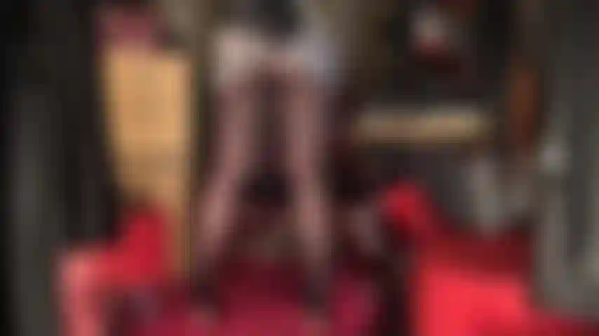 Une mini-jupe en satin argenté brillant, des photos sous la jupe et un culte des collants.