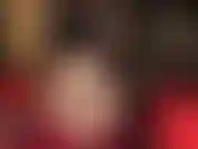 Cul nu, pieds nus, semelles sexy et arches hautes, caressant un strapon blanc.