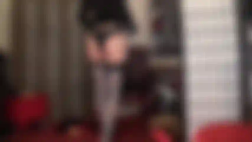 Des bas bleus gris brillants sur des collants nude avec des bottes à talons aiguilles à lacets bleus.