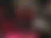 Ta déesse en latex caresse un gode ceinture bbc dans ses mains gantées en caoutchouc...