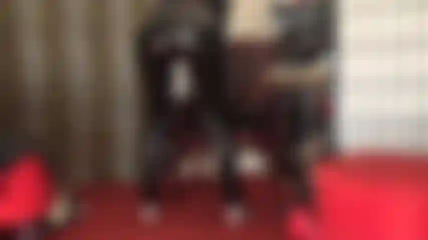 Branle ta bite sur mon cul dans un jean moulant en pvc brillant !