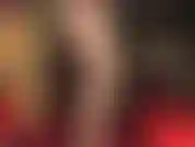 Une séduisante taquine de jambes en collants dorés extra brillants, talons aiguilles et chevilles avec une grosse bite noire de 8 pouces.