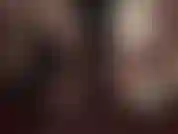 Branlette et talons hauts taquinent avec des talons noirs et blancs et des gants.