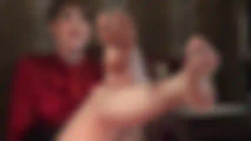 Des pieds nus incroyables - admirez les semelles douces et les jolis orteils de la maîtresse vivian alors qu'elle remue ses pieds.