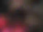 En combinaison latex et strapon. Viens ici, suceuse de bite, goûte ma grosse bite noire et mes doigts gainés de caoutchouc.