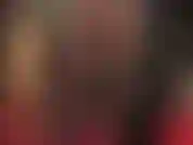 Maîtresse taquine avec sa grosse bite noire, son décolleté et son cul dans des collants résille à coutures.