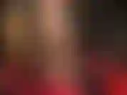 De superbes jambes en nylon brillant dans des collants dorés brillants.