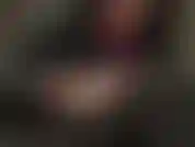 Vous aimez vraiment les jeans en pvc brillants. Laissez-vous aller à votre fétichisme avec maîtresse vivian habillée avec classe avec une perruque aux cheveux longs, des lunettes, des bracelets, un foulard en soie, du vernis à ongles, embrassant, léchant le pantalon brillant.