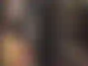 Une déesse du pvc : mini-robe sexy en vinyle, bottes courtes, manteau en cuir verni et gants en cuir. Une maîtresse qui offre des vues sexy sur sa belle tenue brillante.