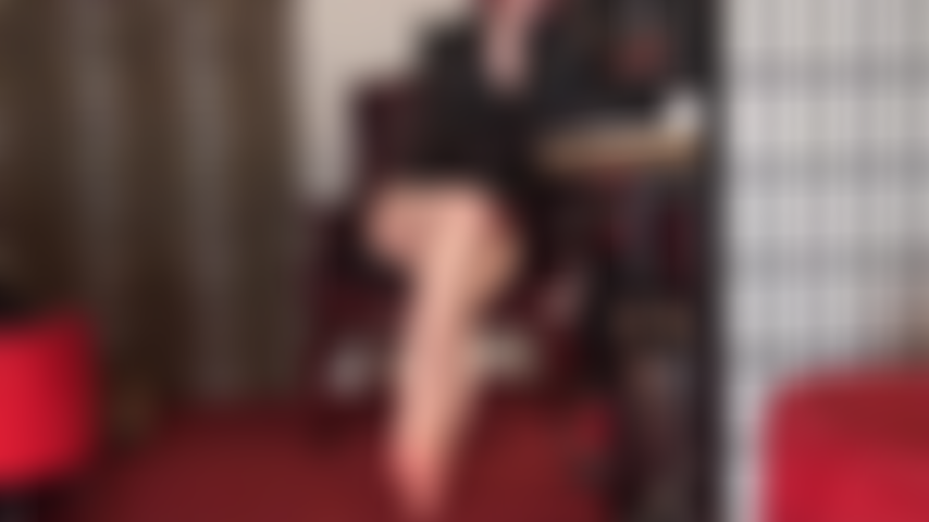 Un cul magnifique et des pieds nus. Je sais combien tu es faible pour mes fesses et mes pieds nus ensemble. Un string rouge vif et des semelles souples. La seule chose qui soit encore mieux, c'est d'ajouter un gros gode-ceinture qui pend entre les arches.