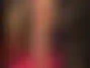 Des bas nylon vintage à coutures nude et des jarretelles, des escarpins sexy à talons hauts, un énorme strapon blanc et un long manteau en cuir noir.