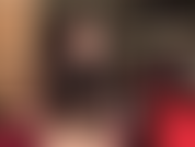 Assise sur le visage et branlette avec des gants en latex sur une vraie bite - tout en trayant sa bite à sec avec des gants en caoutchouc noir, la maîtresse s'assoit sur son visage. ( Ce contenu exclusif est uniquement disponible ici.).