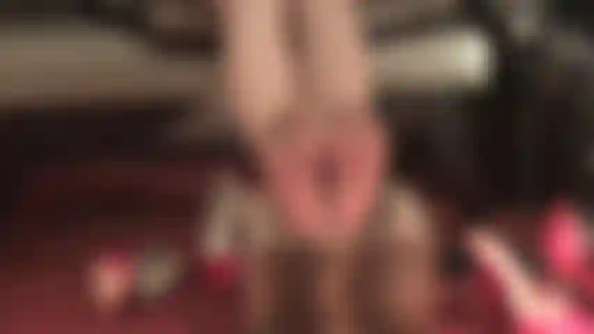 Adoration des pieds en collants - les belles semelles de collants bronzés de la maîtresse reposent sur son repose-pieds, entourées de talons aiguilles sexy.