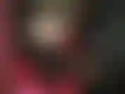 Une tenue en latex incroyablement sexy - le beau corps de la maîtresse en soutien-gorge en latex, string, bas et hautes bottes brillantes.