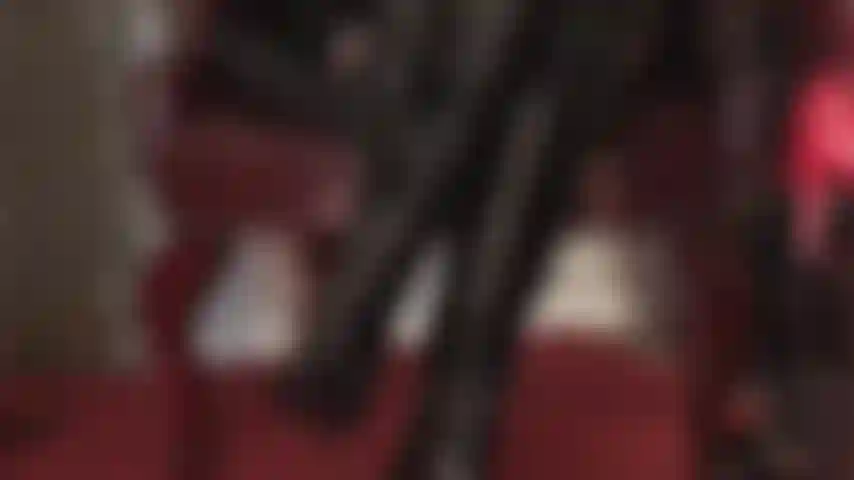 Les amateurs de pvc apprécieront de regarder une maîtresse porter des gants en vinyle brillants pour caresser doucement ses bottes en cuir verni brillant.