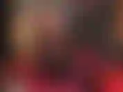 Oooh, regarde ce cul sexy dans une mini-jupe en latex noir extra brillante et moulante, des bas en dentelle et des bottes jusqu'aux genoux.