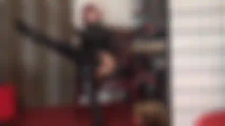 Une culotte métallique noire brillante, des jarretières et des bottes taquinent ta bite d'esclave.