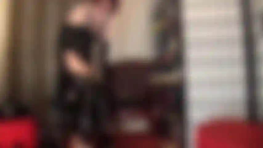 Admirez mes courbes brillantes dans une combinaison en pvc noir.