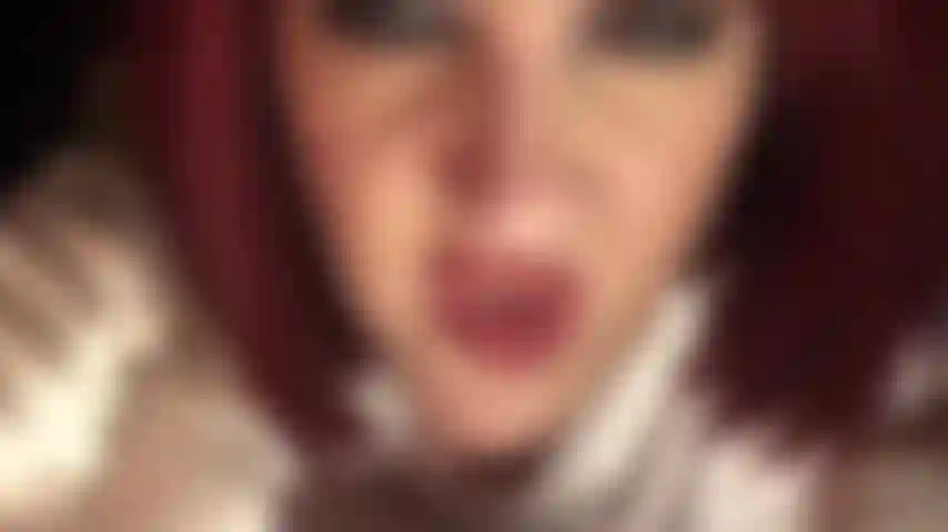 Maîtresse vous a séduit par ses gants en satin doux et soyeux et très brillants.