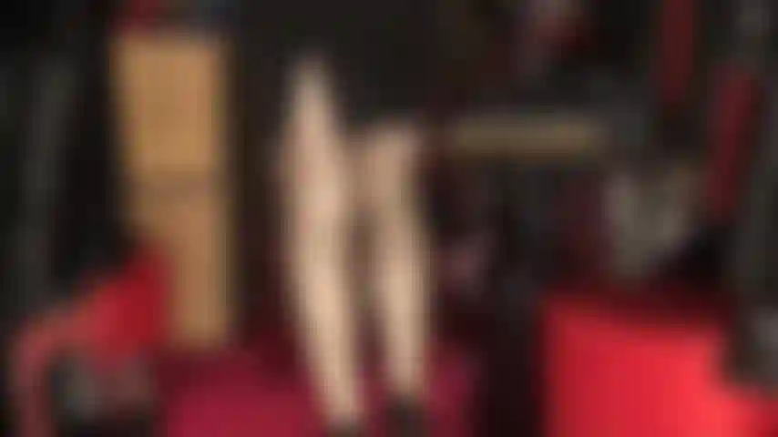 Les jambes en collants extrêmement brillants sont votre plus grande faiblesse.