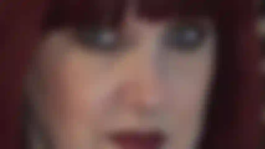 Maîtresse fait faiblir vos genoux avec son regard intense.