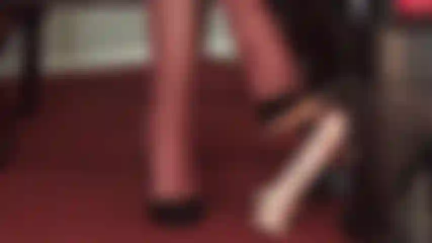 Le doux contact des talons hauts de la maîtresse est ce que votre bite d'esclave désire en ce moment.