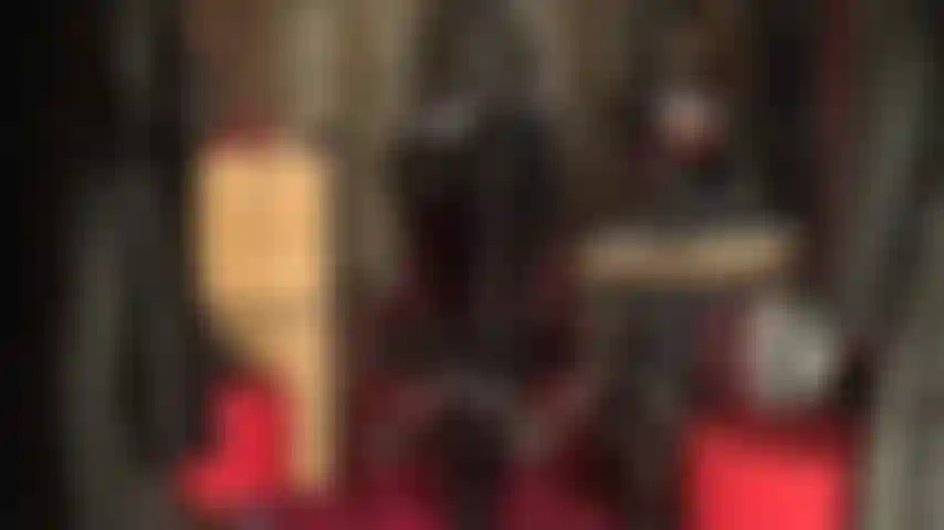 Catwoman exige l'adoration de ses courbes brillantes en combinaison en pvc, montrant son cul parfait et ses jambes en bottes.