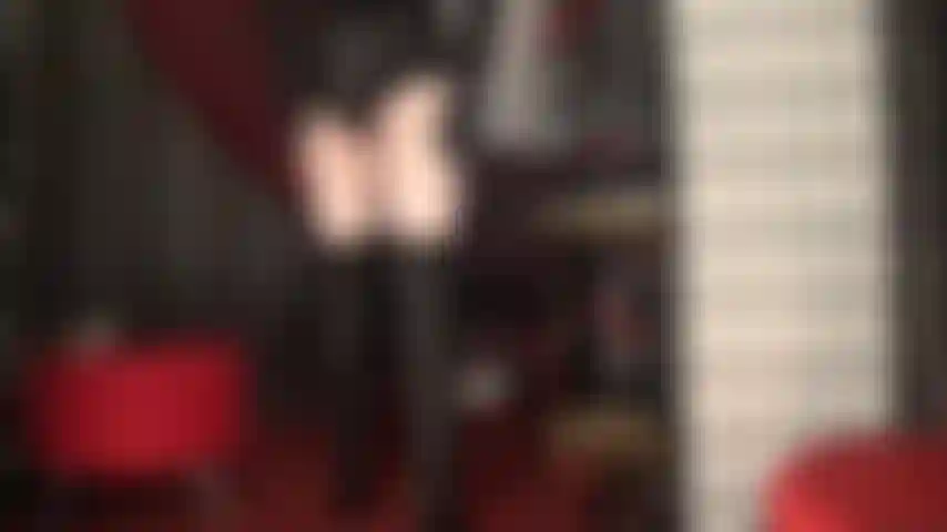 Du cuir noir, des collants blancs et une grosse bite savoureuse à adorer, ma pute.