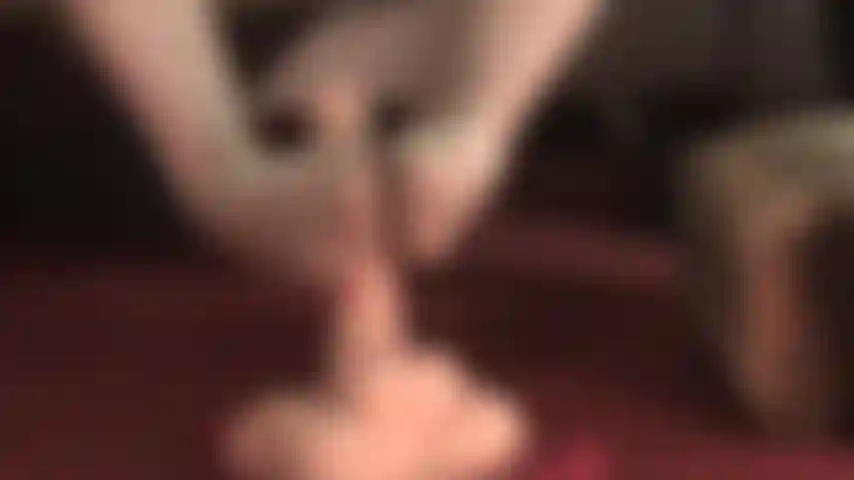 Maîtresse trait cette bite dressée avec ses pieds en collants dorés brillants et beaucoup de salive.