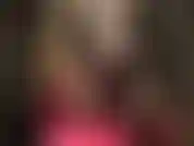 Je change de tenue, passant d'un body string en vinyle, de collants et de talons à une robe noire sexy et des bottes à lanières.