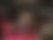 Fétichiste du latex, maîtresse hypnotique – ta déesse vêtue de caoutchouc noir brillant. Tes faiblesses sont exposées. Tu ne peux t'empêcher de regarder ma tenue brillante, mes jambes en collants et mes talons.