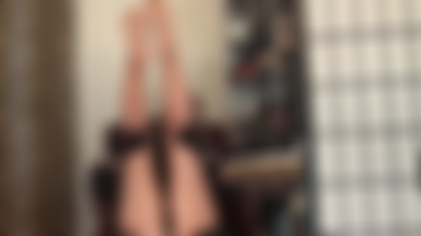 Jambes en collants brillants et pieds levés.