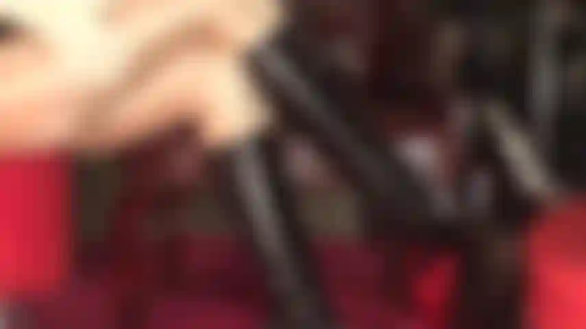 Des cuisses croisées en collants irrésistibles, des bottes et une domination avec des strapons - la maîtresse vivian vous attire avec votre fétichisme pour les jambes croisées en nylon et les bottes en cuir sexy, bientôt pour vous pencher pour sa grosse bite.