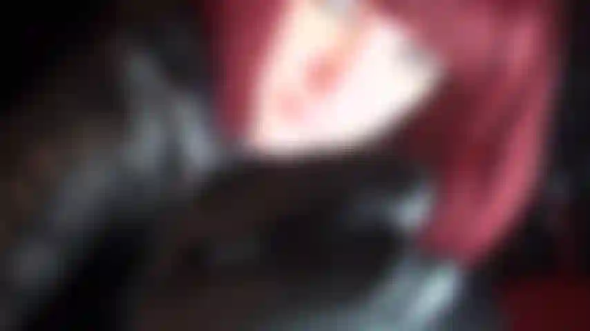 Déesse du cuir, fétichiste des gants, bottes, jambes en collants, adoration du cul - d'une belle tenue tout en cuir avec des cuissardes aux collants foncés brillants et aux talons aiguilles.