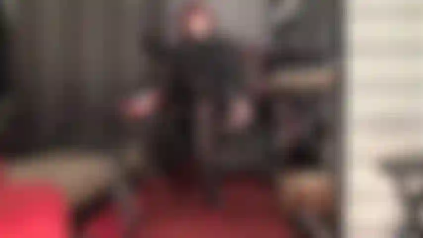 Séduction jusqu'au bout des pieds en bas porte-jarretelles noirs – maîtresse sur la pointe des pieds en bas nylon, un spectacle à voir. Ton cœur bat plus vite chaque fois qu'elle fléchit ses magnifiques orteils et les pointe lentement dans ta direction.