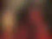 En combinaison avec des bottes en cuir rouge et un gros gode ceinture rouge assorti. Une fois ton trou du cul ouvert, place à la double pénétration avec deux bites.