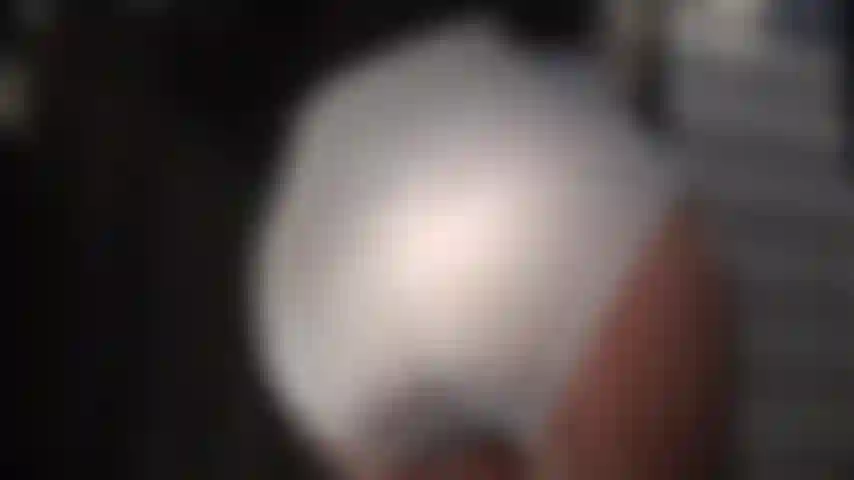 Des lumières supplémentaires pour plus d'éclat - ses couches brillantes scintillent sous la lumière vive de la caméra... Des bas, des collants et des culottes gainantes, caressés par des gants.