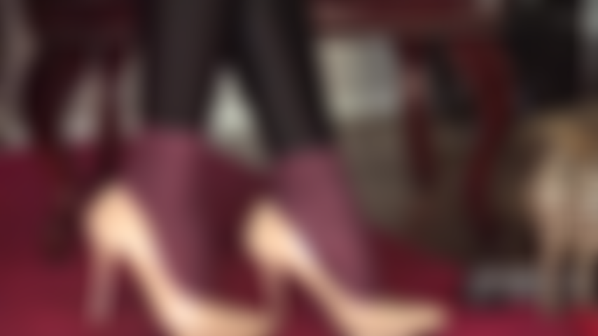 Taquinant les amoureux des pieds et des talons dans des escarpins en cuir classiques nude brillant, des leggings et des collants bordeaux opaques.