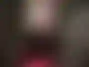 Impeccablement vêtue de latex bleu et noir, la maîtresse sait comment traire au mieux votre bite d'esclave douloureuse.