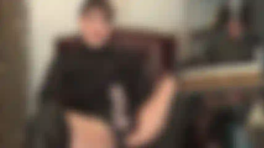 Maîtresse vous fait désirer sa grosse bite - cheveux courts sexy et une grosse bite blanche, maîtresse sait ce dont vous avez envie dans votre gorge en ce moment.