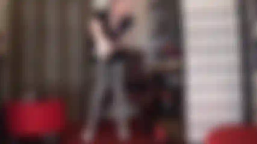 Affamée de bite, tu me supplie de goûter à la viande épaisse de ta maîtresse, de sentir ses bas soyeux effleurer ton visage, ses gants de satin te tenant à chaque poussée puissante dans ta gorge de pute.