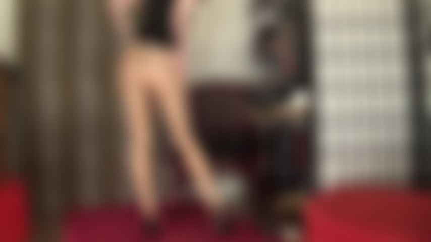 Deux paires de collants beiges super brillants, de longues jambes, des pieds sexy dans et hors de mules à talons hauts en cuir, facesitting, branlette et footjob inversé avec adoration du cul... Mmmmhmmm.
